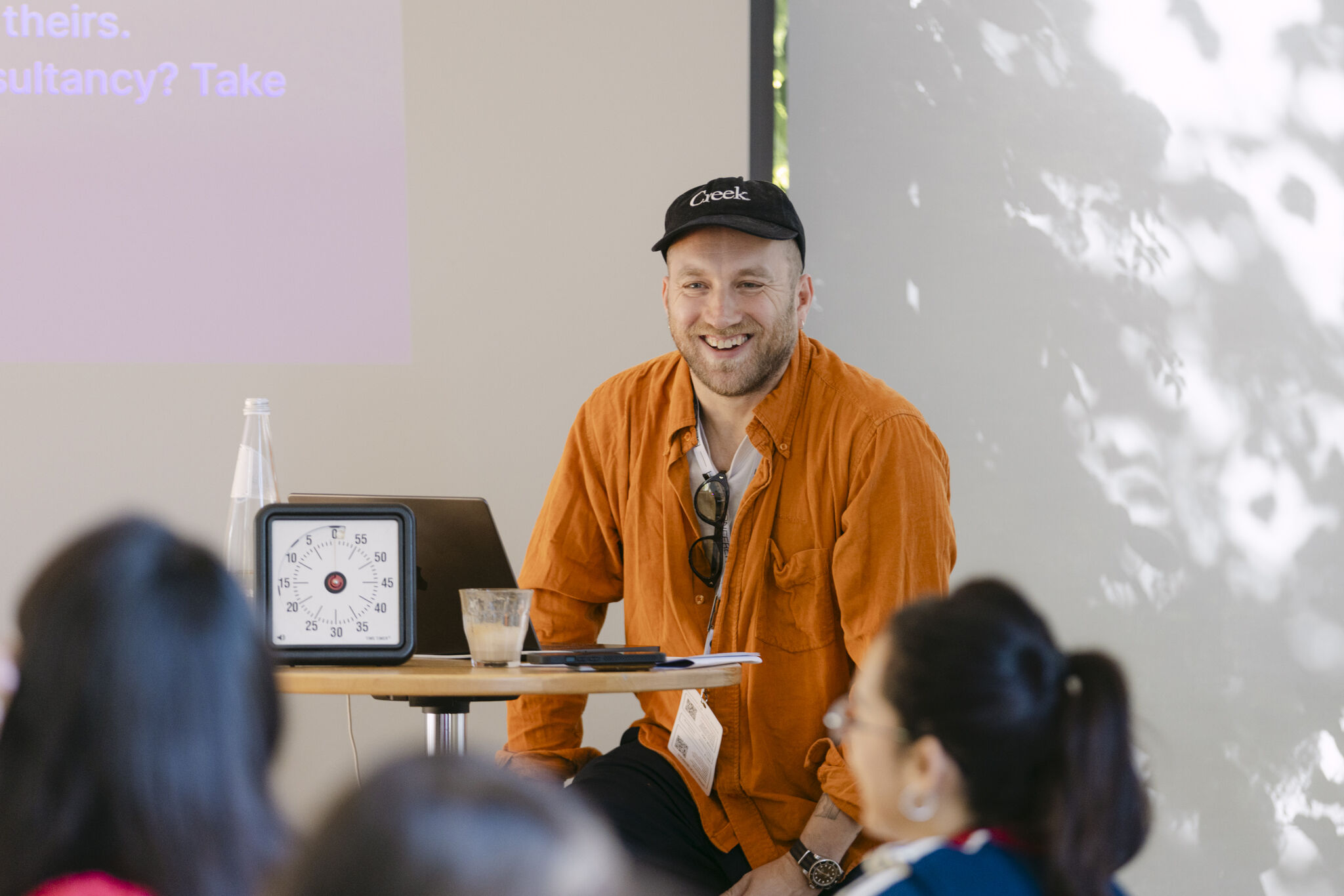 Dominik Kenzler im Austausch mit Teilnehmenden bei einem Workshop